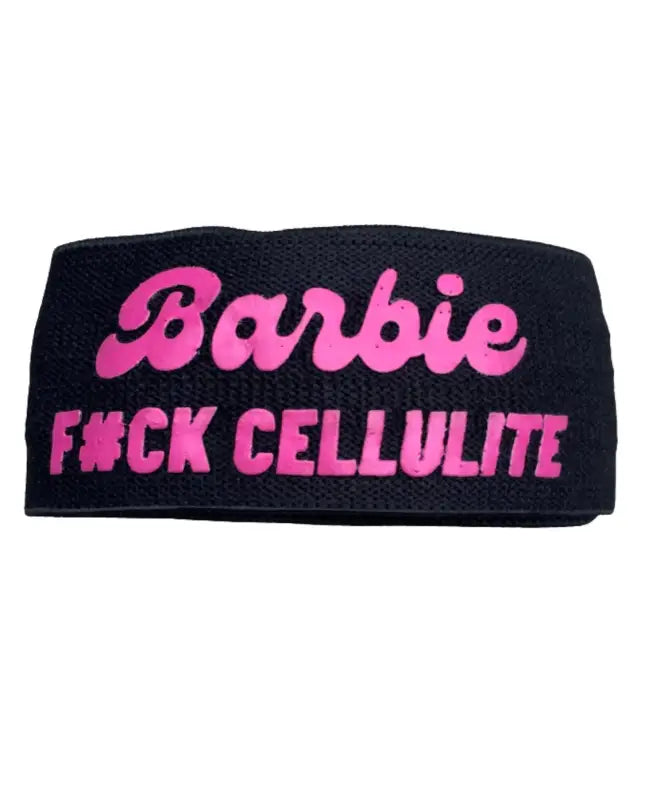 Zwarte bootyband met roze tekst van dichtbij’Barbie F*CK CELLULITE’.