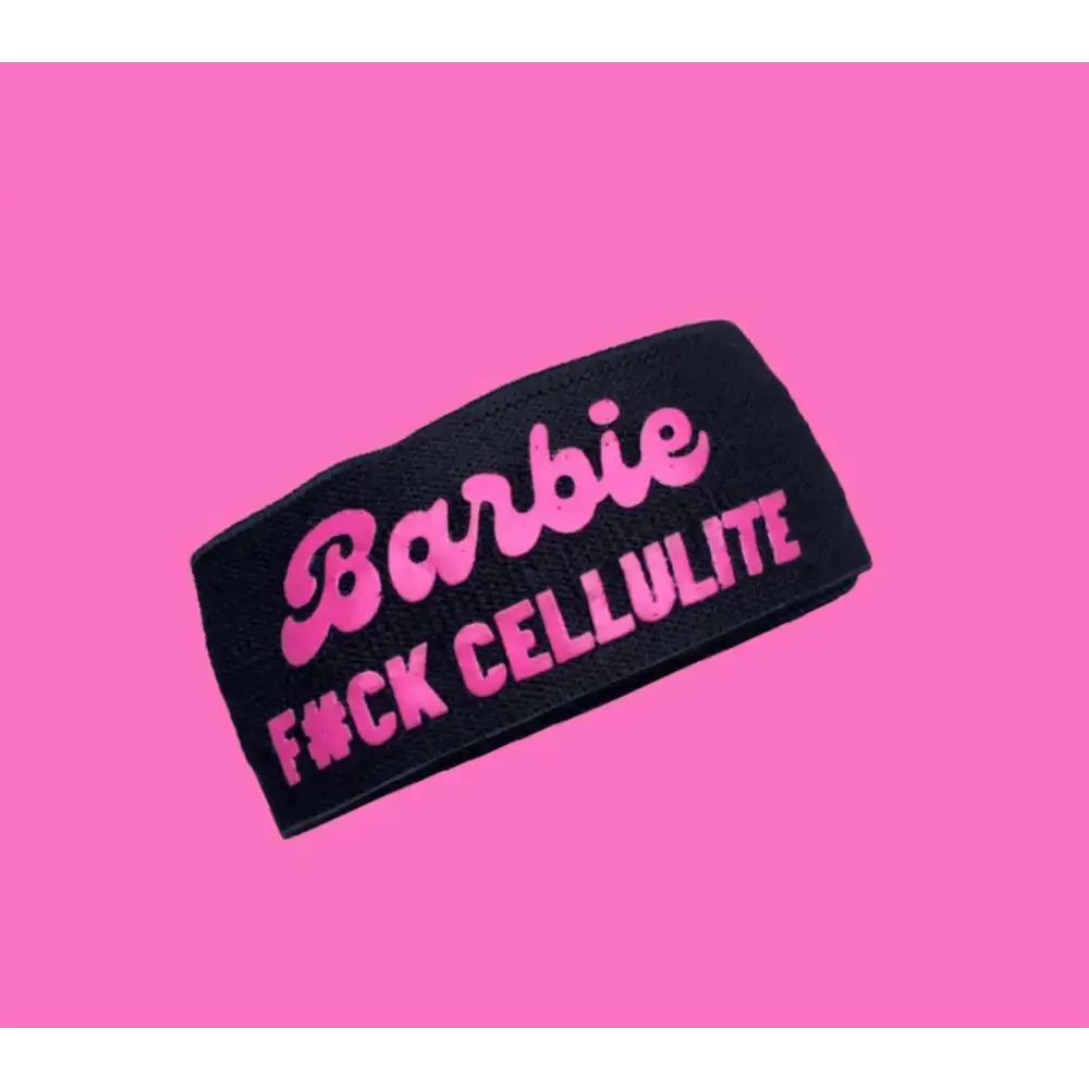 Zwarte booty band met roze ’Barbie F*ck Cellulite’ tekst.