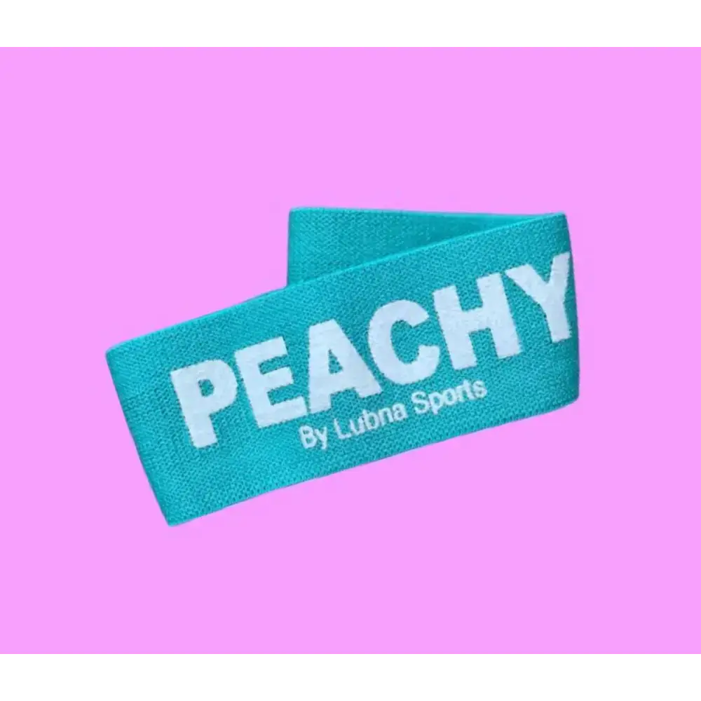 Booty band groen met de tekst ’PEACHY’ en het opschrift ’By Lubna Sports’.