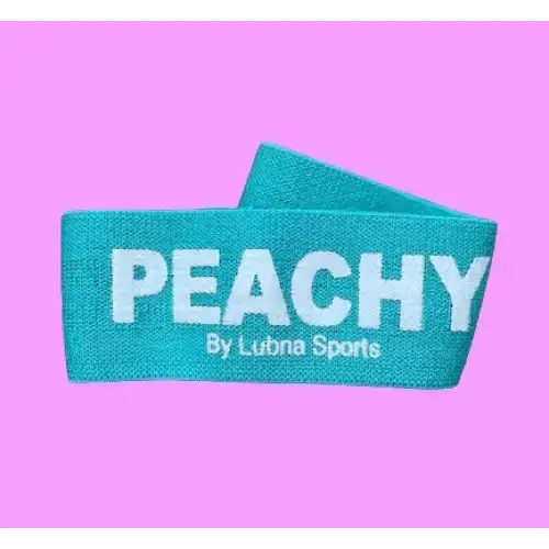 booty Band van groenblauwe stof met de tekst ’PEACHY’ en het opschrift ’By Lubna Sports’.