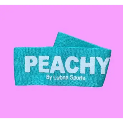 booty Band van groenblauwe stof met de tekst ’PEACHY’ en het opschrift ’By Lubna Sports’.