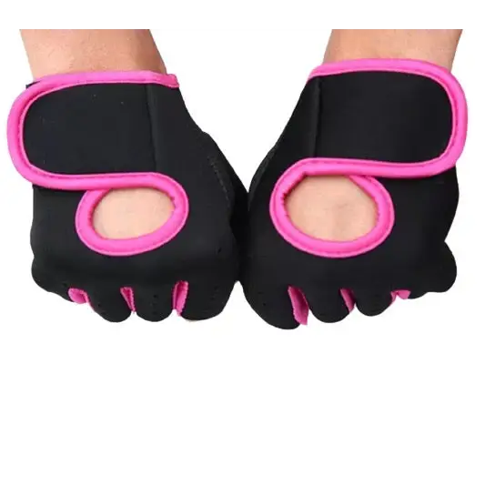 Paar zwarte en roze vingerloze trainingshandschoenen met open palm.