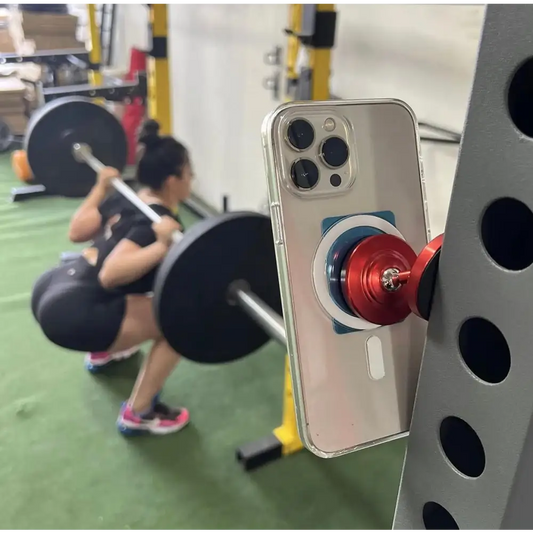 IPhone tegen gewichthefapparatuur, met op de achtergrond een scène in de sportschool.