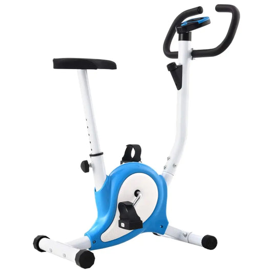 Stationaire hometrainer met een blauw en wit frame en zwarte zitting.