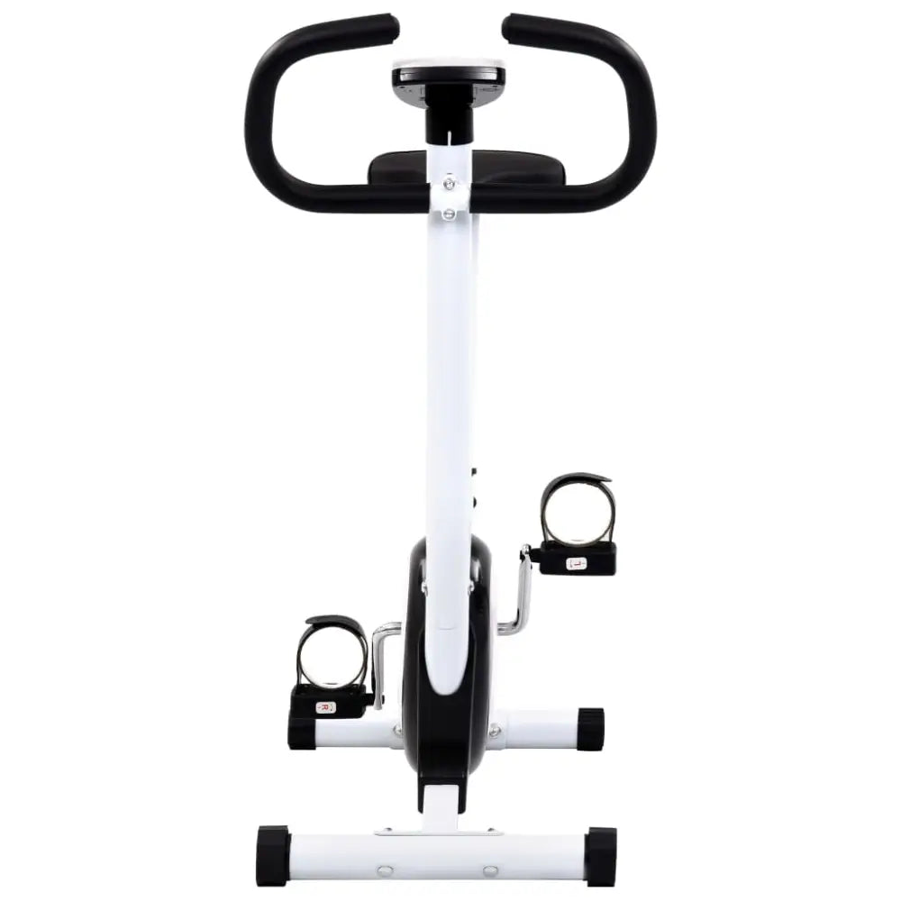 Stationaire hometrainer met stuur en pedalen.