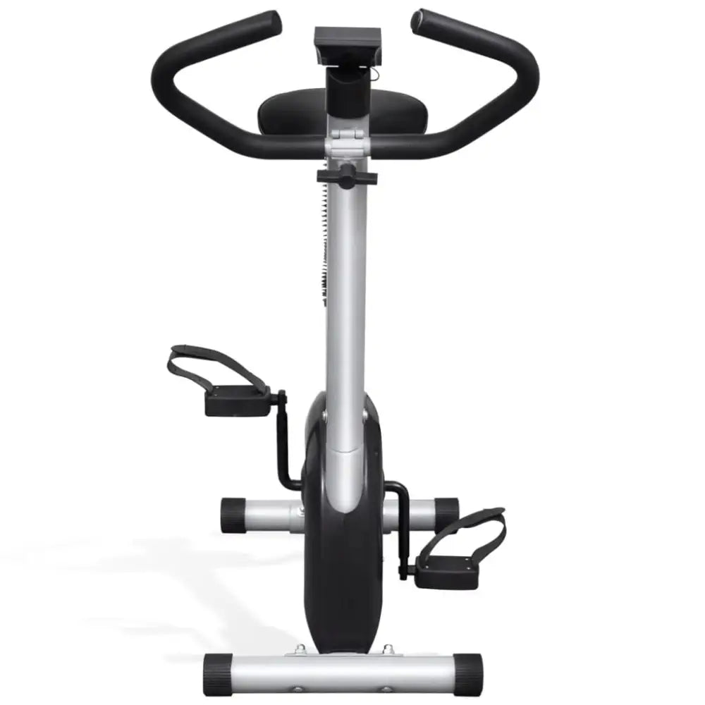 Stationaire hometrainer met stuur en pedalen.